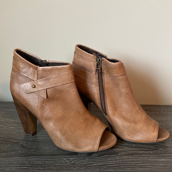 Steve Madden Shoes - Steve Madden camel booties.